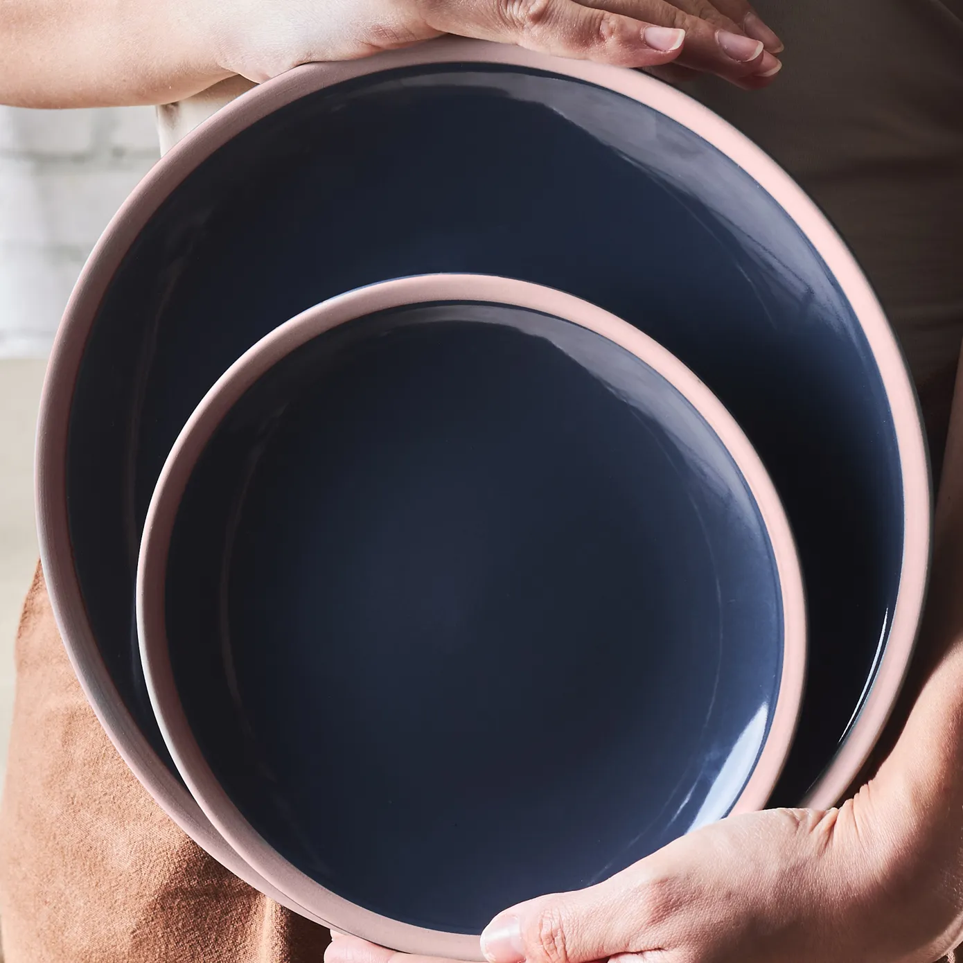 Karaca Hamburg 16-Piece Stoneware Dinner Set for 4 People, Black Multi - Image 12