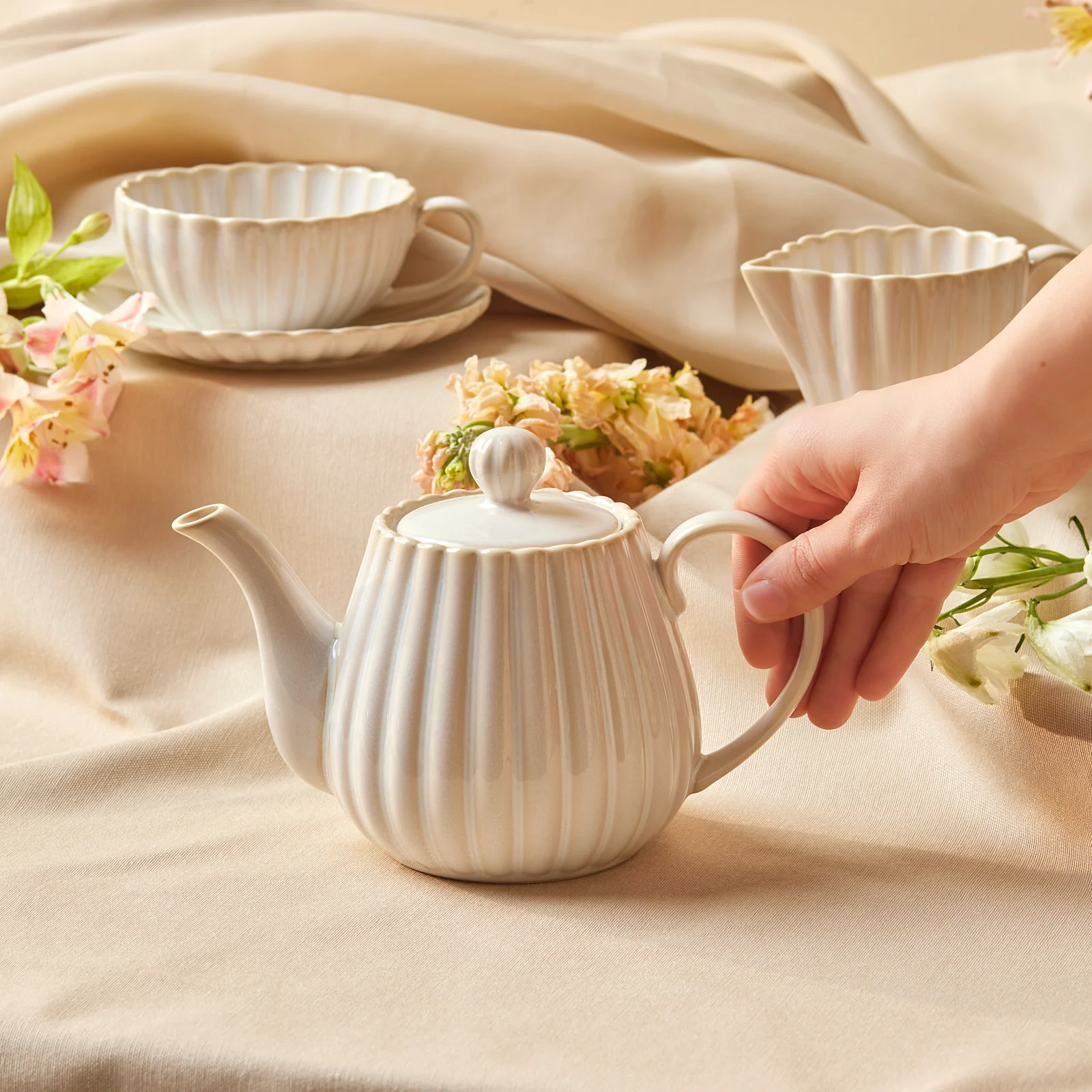 Karaca New Daisy Stoneware Teapot, 550ml, White - Image 2