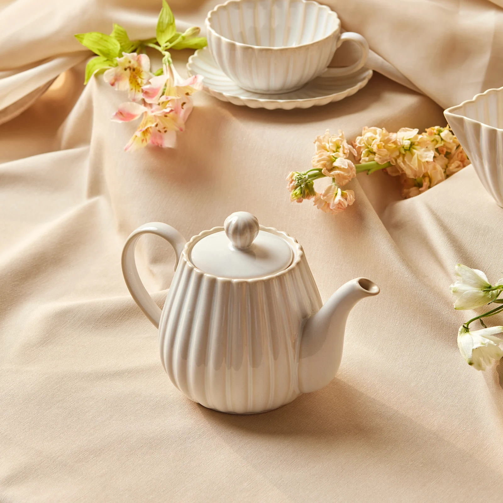 Karaca New Daisy Stoneware Teapot, 550ml, White - Image 3