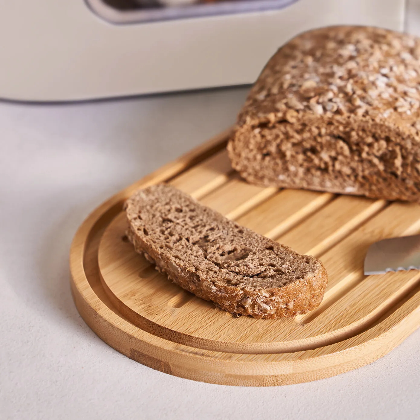 Karaca Stream Multifunctional 2in1 Bread Box / Cutting Board, 33,5x17,5x12,8cm, Cream - Image 3