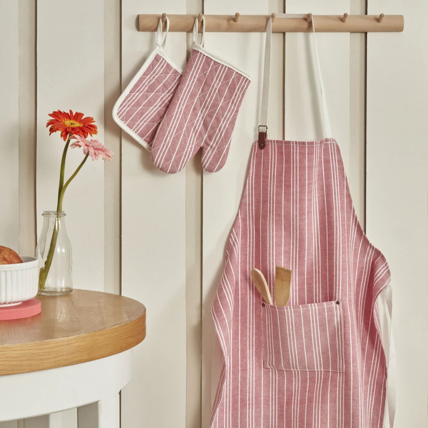 Karaca Home Fabricia Kitchen Apron, 75x56cm, Red - Image 2